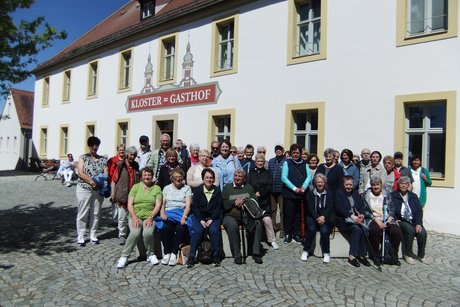 Teilnehmer der Muttertagsfahrt vor dem Kloster-Gasthof in Speinshart