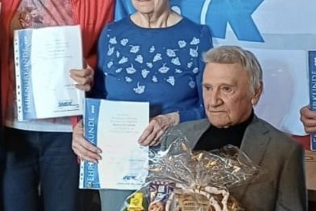 Stehende und sitzende Personen mit Urkunden