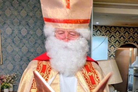 Bischof Nikolaus liest aus einem gro&szlig;en Buch