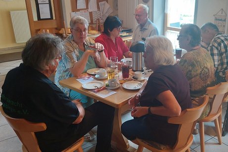 Vorstandschaft mit Referenten Herbert Fischer an einem Tisch