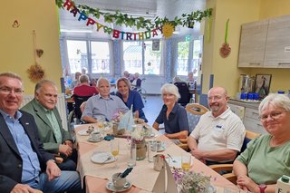 In gemütlicher Runde beim Geburtstagskaffee