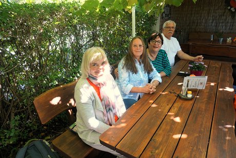 Teilnehmer beim Mittagessen im Landgasthof Taubertal