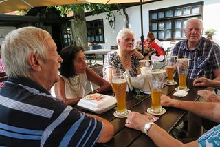 Gemütliches Beisammensein im Biergarten