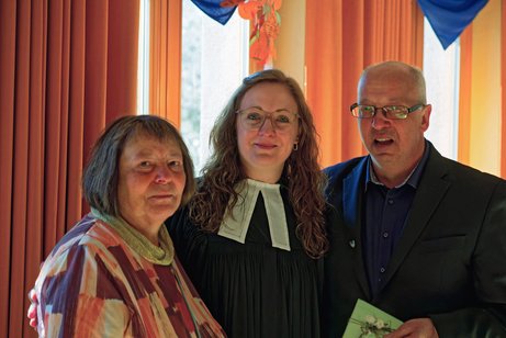 Foto der Pfarrerin und der Delegierten des VdK Schwarzach