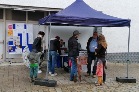 Interessenten am Stand des VdK Interessenten stehen im Gespräch mit Herrn Gerlach und Frau Minks am VdK Info Stand