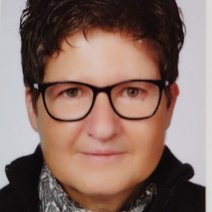 Passbild, Person mit dunklen Haaren und Brille