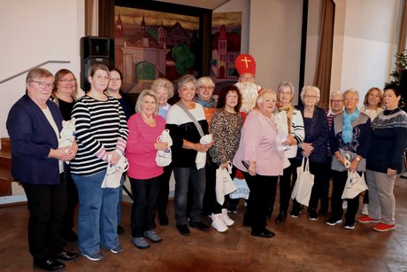 Bild020 Gruppenbild mit dem Nikolaus und den Kuchenbäckerinnen