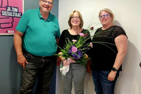 Bezirksgeschäftsführer Franz Herrmann überreicht Blumenstrauß