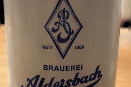 Zu sehen ist ein Steinkrug der Brauerei Aldersbach