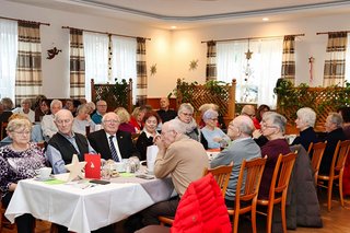 Die Weihnachtsfeier war sehr gut besucht.