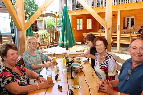 Herr Klessinger vom OV Passau-Mitte unterh&auml;lt die Damenriege