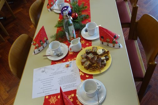 Gedeckter Tisch mit Kaffeetassen und Plätzchenteller