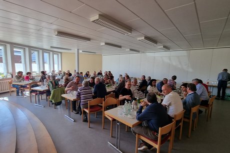 Teilnehmer bei Kaffee und Kuchen