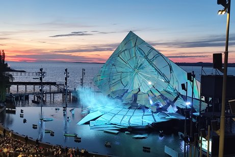 Das B&uuml;hnenbild der Oper "la Traivata" kurz vor der Auff&uuml;hrung. Sonnenuntergang, die B&uuml;hne spiegelt sich im Wasser und das Bild selbst zeigt einen imagin&auml;ren Spiegel.