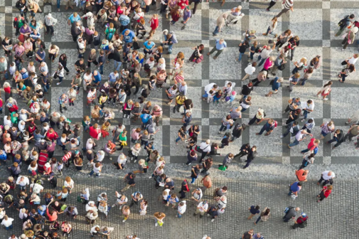 Themenbild: Bild zeigt viele Menschen auf einem gro&szlig;en Platz von oben.