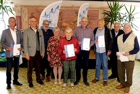Vorsitzender Wolfgang Mikolajetz, Bürgermeister Robert Pötzsch, stellv. Landrat Richard Fischer, Kreisvorsitzender Rosina Maria von Roennebeck, Sieglinde Russniak, Peter Schmidt Rannetsperger, Hans Walter Kirr, Kurt Schönstetter und Leonhard Kiermeie Vorsitzender Wolfgang Mikolajetz, Bürgermeister Robert Pötzsch, stellv. Landrat Richard Fischer, Kreisvorsitzender Rosina Maria von Roennebeck, Sieglinde Russniak, Peter Schmidt Rannetsperger, Hans Walter Kirr, Kurt Schönstetter und Leonhard Kiermeier