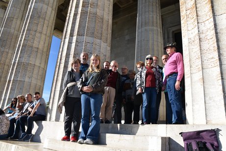 Ein Teil der Reisegruppe vor der Walhalla