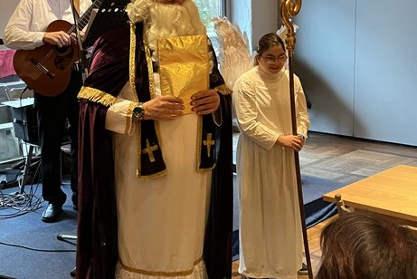 Der Nikolaus Der Nikolaus und sein Engerl