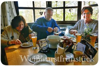 v.l.: Die stv. Kreisvorsitzende Ursula Brügel-Tewes, Kreisrevisor Albert Aigner und das ehemalige Vorstandsmitglied Maria Lang lassen sich das Weisswurstfrühstück schmecken.
