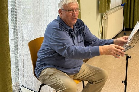 Ein Musiker unters&uuml;tzt die Weihnachtsfeier