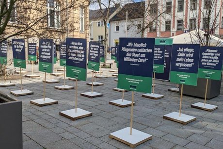 Abgebildet sind die Schilder der stillen Demo