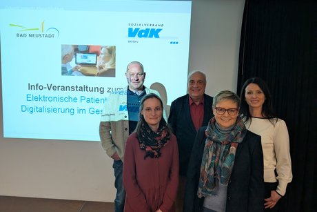 im Bild von links: Sebastian Dresbach(Geschäftsführer des Zentrum für Telemedizin Bad Kissingen), Carolin Endres (Quartiersmanagerin Bad Neustadt), Dirk Brosge (Kreisvorsitzender VdK Rhön-Grabfeld), Sabine Dittmar(parlamentarische Staatssekretärin im Das Bild zeigt die Referenten und Organisatoren der Veranstaltung