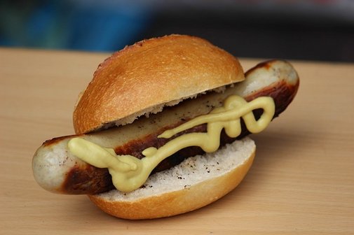 Bratwurst auf Br&ouml;tchen mit Senf