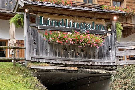 Blumenschmuck vor der Lindlingalm