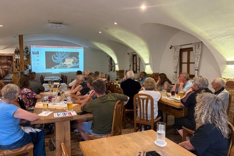 Die Gäste verfolgen aufmerksam und interessiert den Vortrag