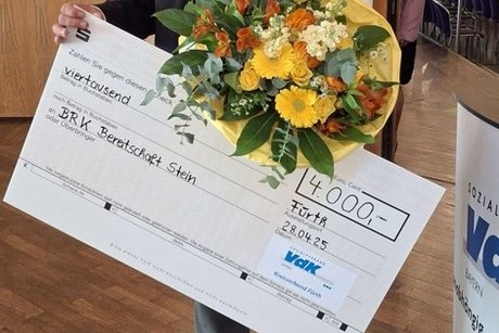 BRK Herr Herrmann mit Scheck