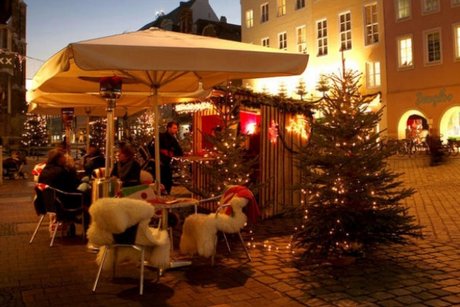 Bude am Weihnachtsmarkt Landshut beleuchtet