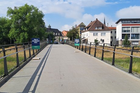 Demoschilder auf der Brücke zur Stadtmitte Schilder auf der Brücke