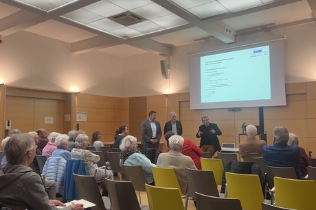 Gemeinsam nach Lösungen suchen Betroffene und Dienstleister diskutieren