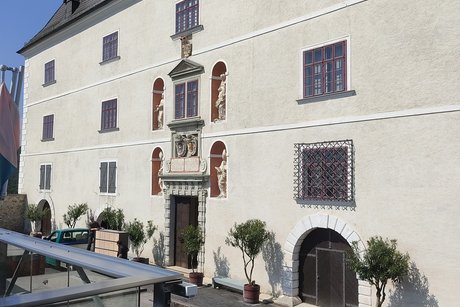 Abgebildet ist die Waffenburg Esterhazy