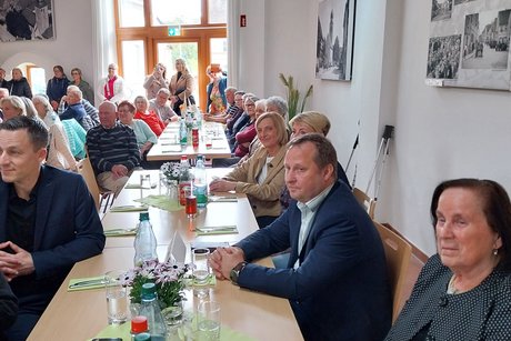 G&auml;ste sitzen in der Herzogscheine an Tischen und unterhalten sich