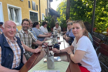 Stammtisch Mehrere Personen am Tisch