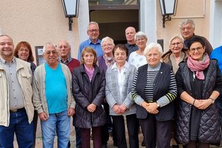 Abgebildet sind die Jubilare mit dem Kreisvorsitzendem sowie einem Teil der Vorstandschaft des Ortsverbandes