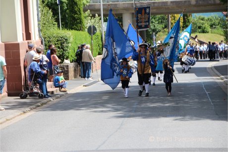Bild zeigt die erste Gruppe vom Festzumzug
