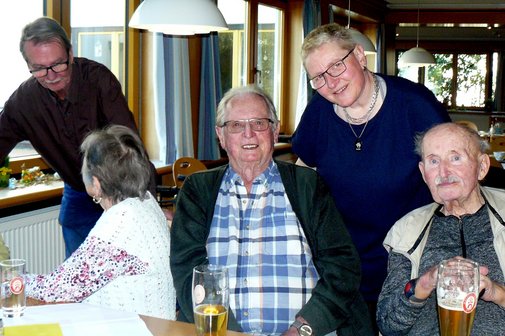 Ani Pitsch mit zwei Senioren im Gespr&auml;ch