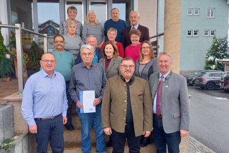 Foto (Marcus Weiß) Maria Bielmeier, Elisabeth Raffer, Alois Brem, Max Haseneder Rosemarie Pöhn, Edeltraud Stiglbauer, Elfriede Lorch Alois Bock, Karl Wölfl, Ingrid Weiß, Michaela Greindl Hans Dachs, Alois Bock, Werner Troiber, Helmut Plenk Foto (Marcus Weiß) Maria Bielmeier, Elisabeth Raffer, Alois Brem, Max Haseneder Rosemarie Pöhn, Edeltraud Stiglbauer, Elfriede Lorch Alois Bock, Karl Wölfl, Ingrid Weiß, Michaela Greindl Hans Dachs, Alois Bock, Werner Troiber, Helmut Plenk