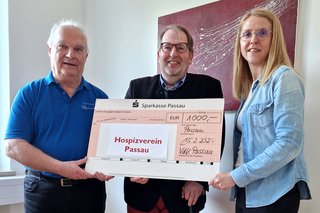 Im Bild ist zu sehen wie der Kreisverband Passau an den Hospizverein einen Scheck übergibt