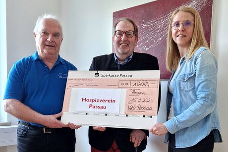 Im Bild ist zu sehen wie der Kreisverband Passau an den Hospizverein einen Scheck übergibt