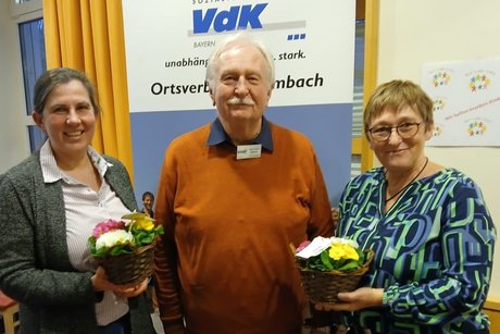 Gruppenbild mit Frau Chantal Ryssel (Bunter Kreis), Herr Karl- Heinz Heberle, Frau Jacqueline Gräubig (bunter Kreis)