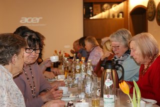 Gespräche und Gemütliches Zusammensein mit Kaffee und Kuchen