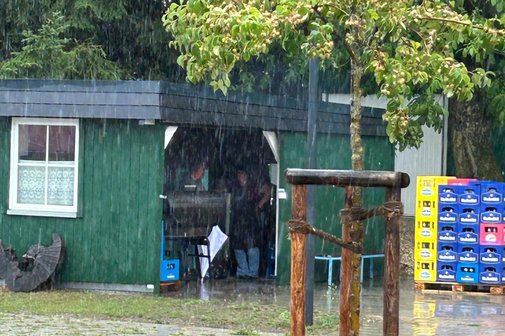 Das Sommerfest wurde zum Regenfest. Starker Regen konnte aber den Grillmeister nicht bremsen.