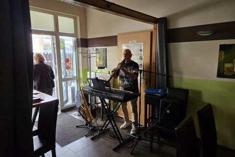 der Musiker der Musiker spielt auf der Klarinette