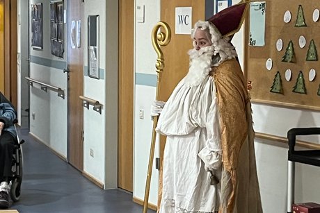 Der Nikolaus in traditioneller Kleidung