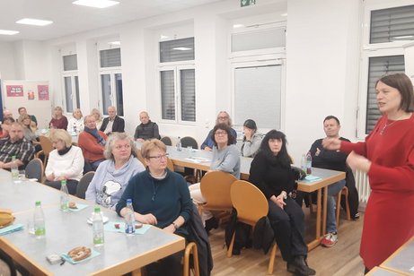 Sozialreferentin Elisabeth Ries spricht vor den Gästen des gut besuchten Neujahrsempfangs