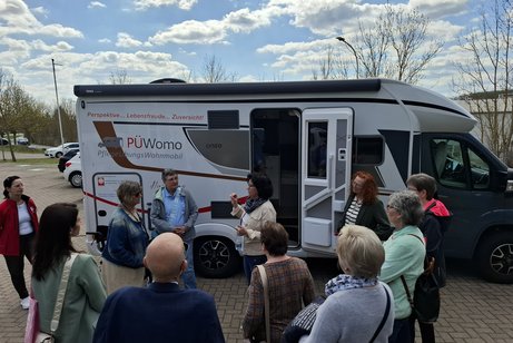 Uli Feder informiert die VdK-Frauen über das PÜZ-Modellprojekt VdK-Gruppe vor dem Wohnmobil