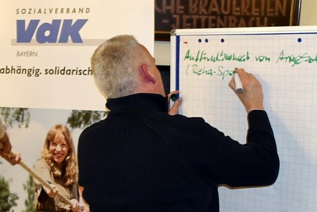 Synergien finden, beim VVT des VdK ein Moderator schreib Gedanken der Teilnehmer auf